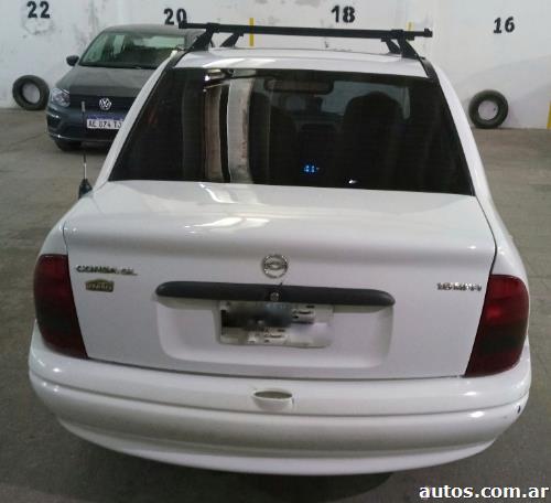 Chevrolet Corsa Classic 1.6 Sedán 8V